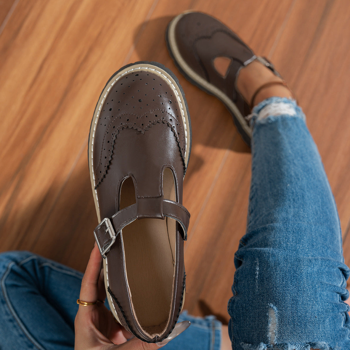 Retro British-style Hollow-out Buckle Pumps
