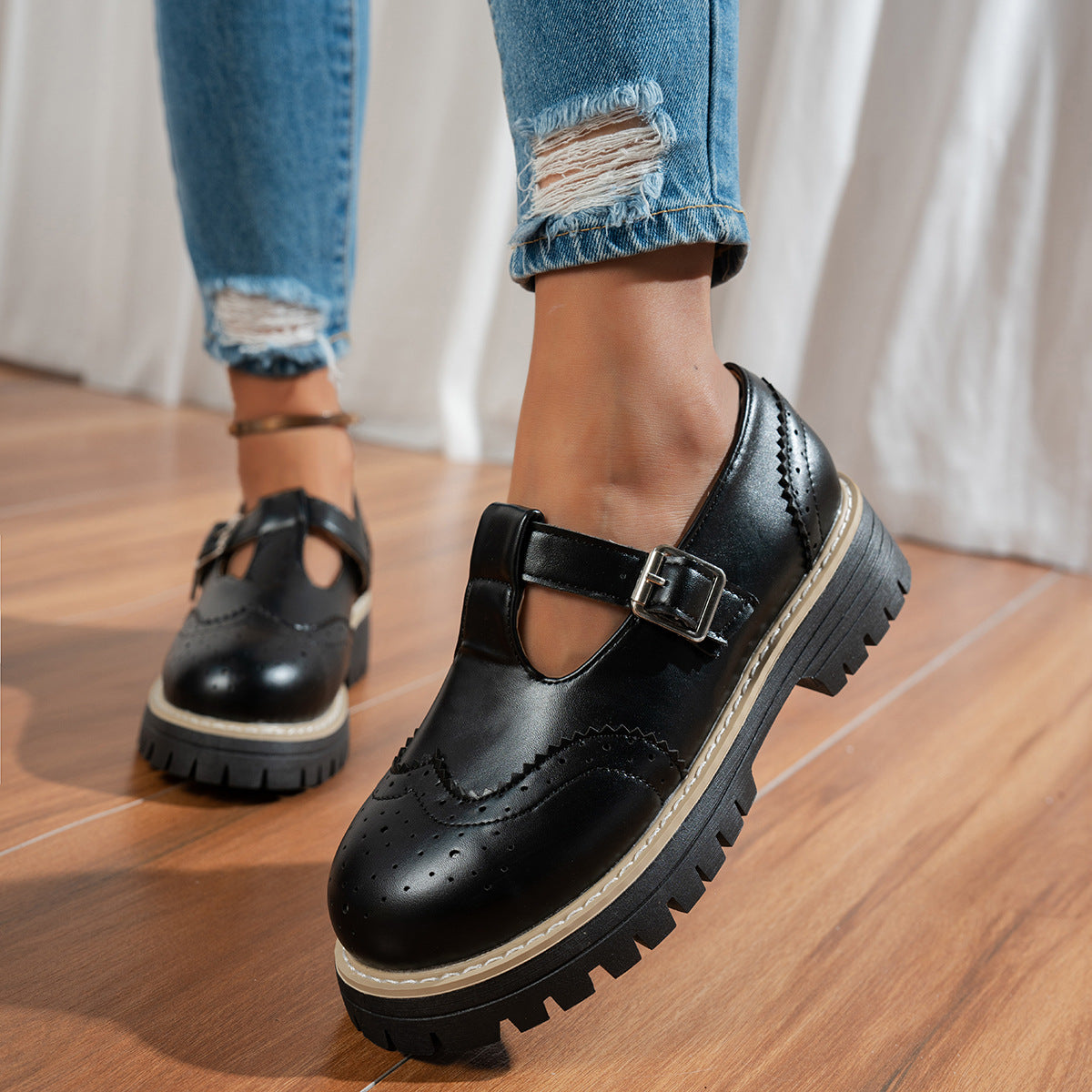 Retro British-style Hollow-out Buckle Pumps