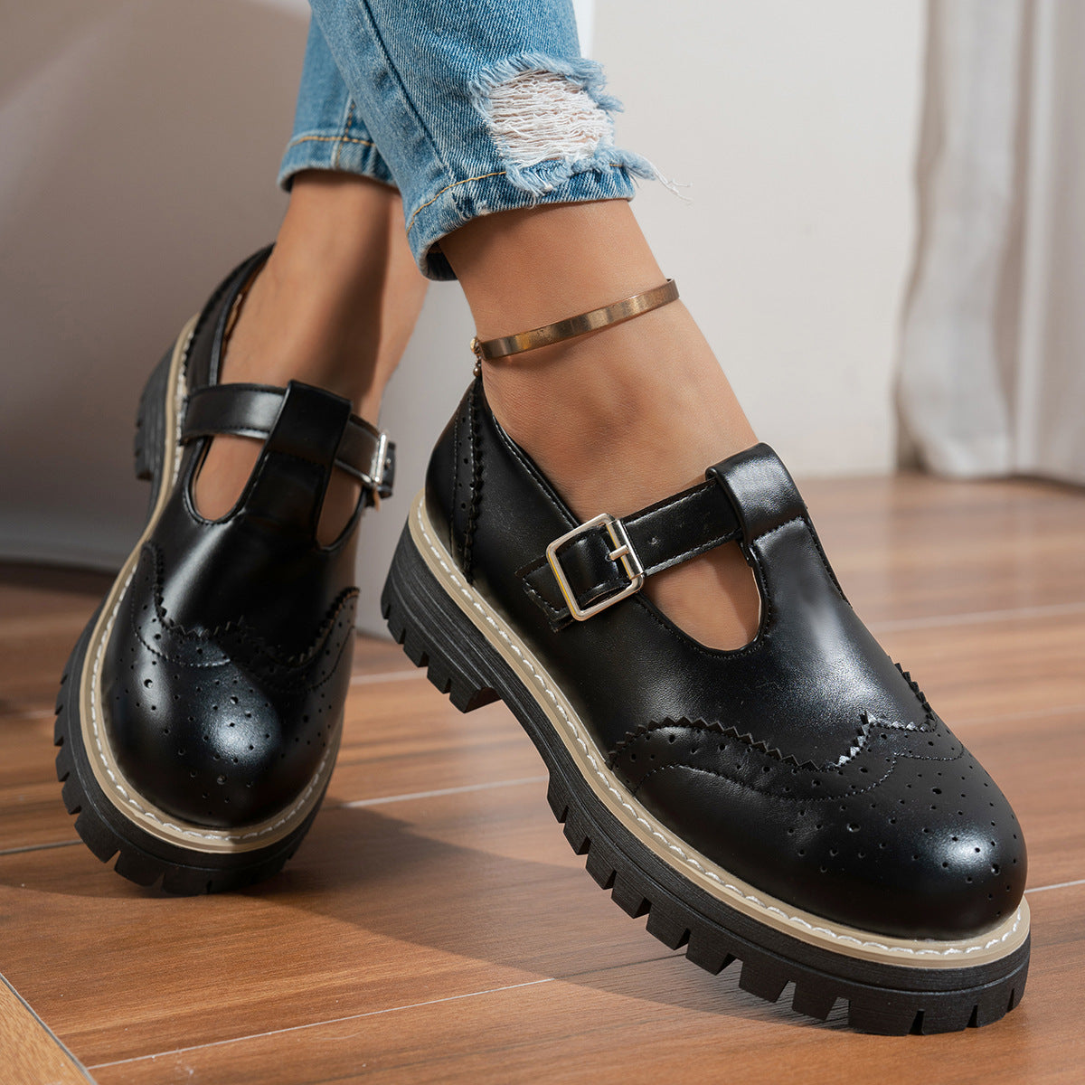 Retro British-style Hollow-out Buckle Pumps
